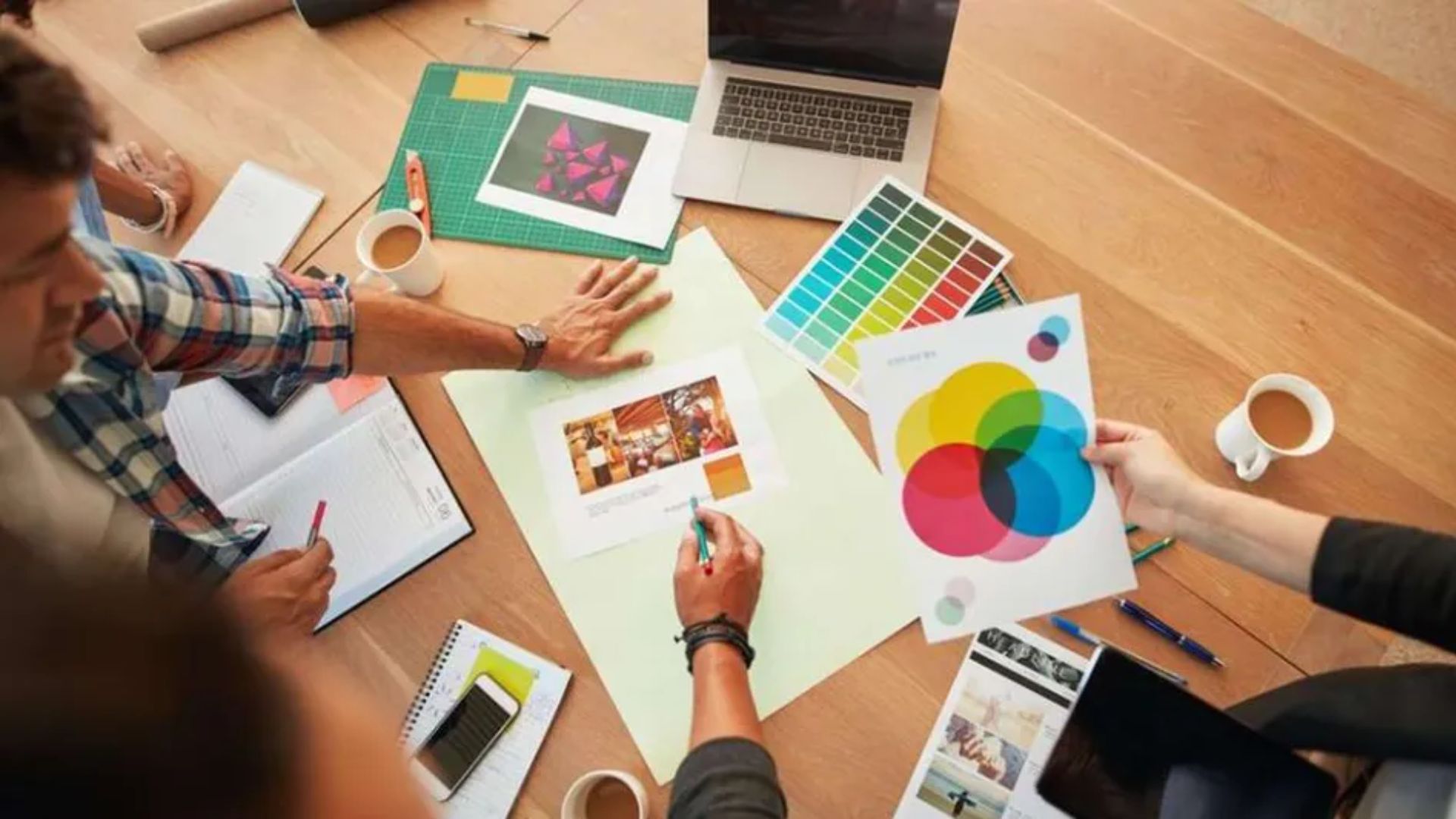 Cámaras empresariales afirman que variación del dólar ha afectado industria de la publicidad