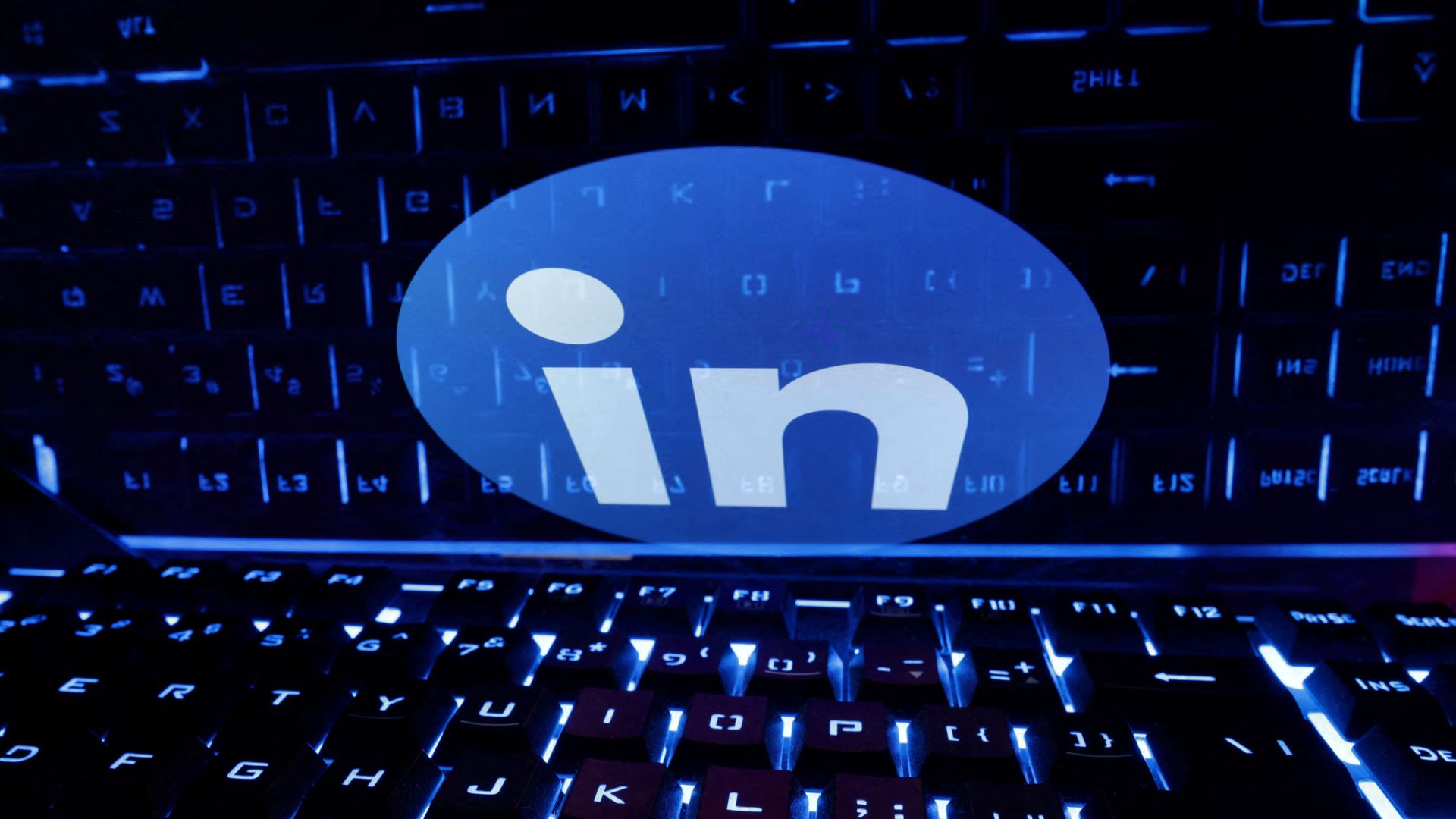 LinkedIn en la mira: El uso de la IA sin permiso de los usuarios le traería un gran problema jurídico